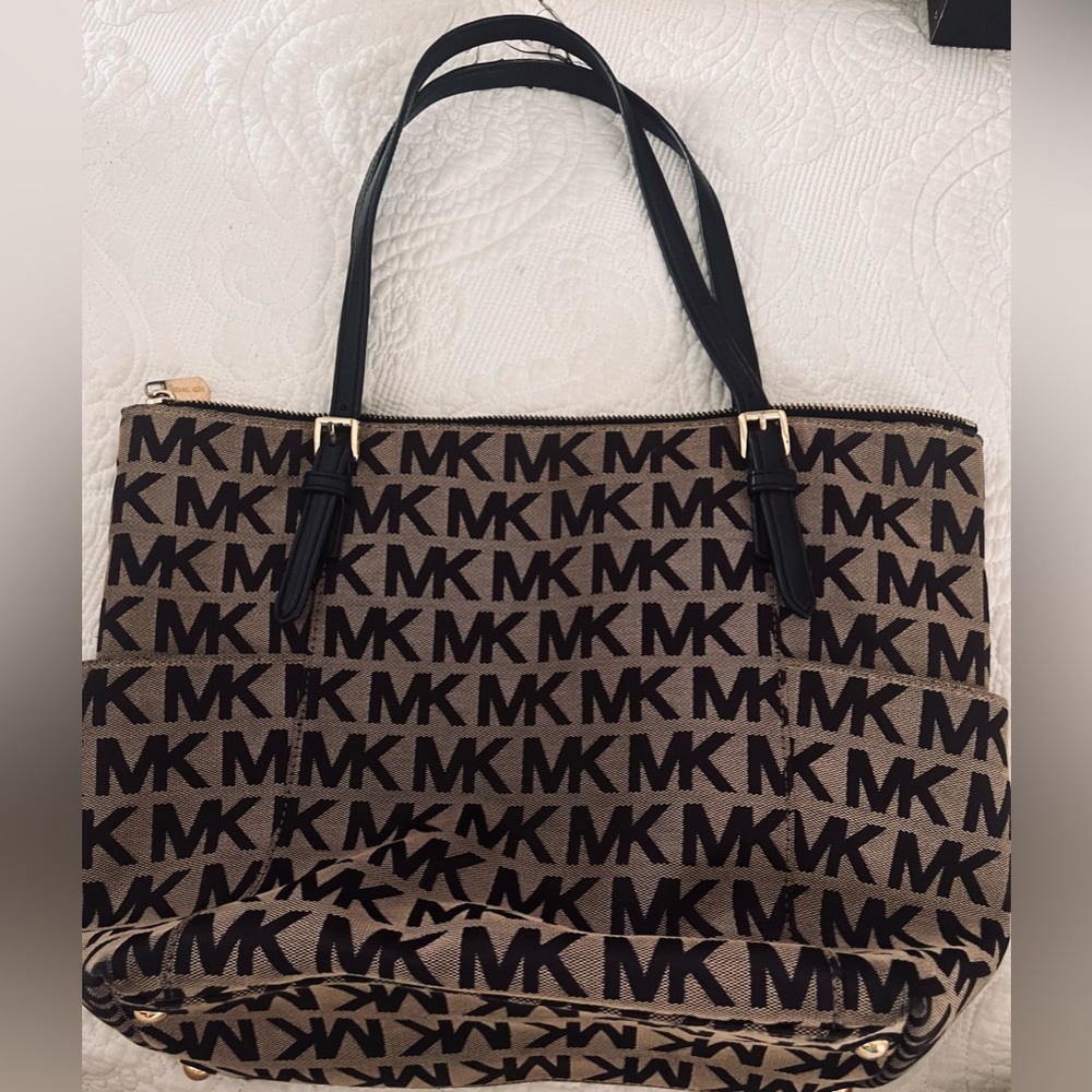 PRE LOVED MICHAELS KORS SHOULDER BAG
BLACK CREAM - Picture 2 of 6